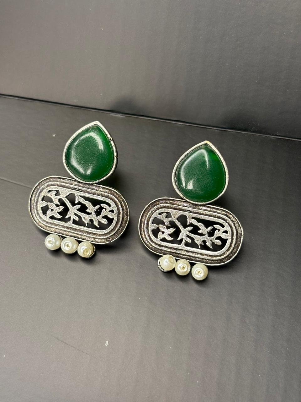 Oxidized Monalisa Stone Stud
