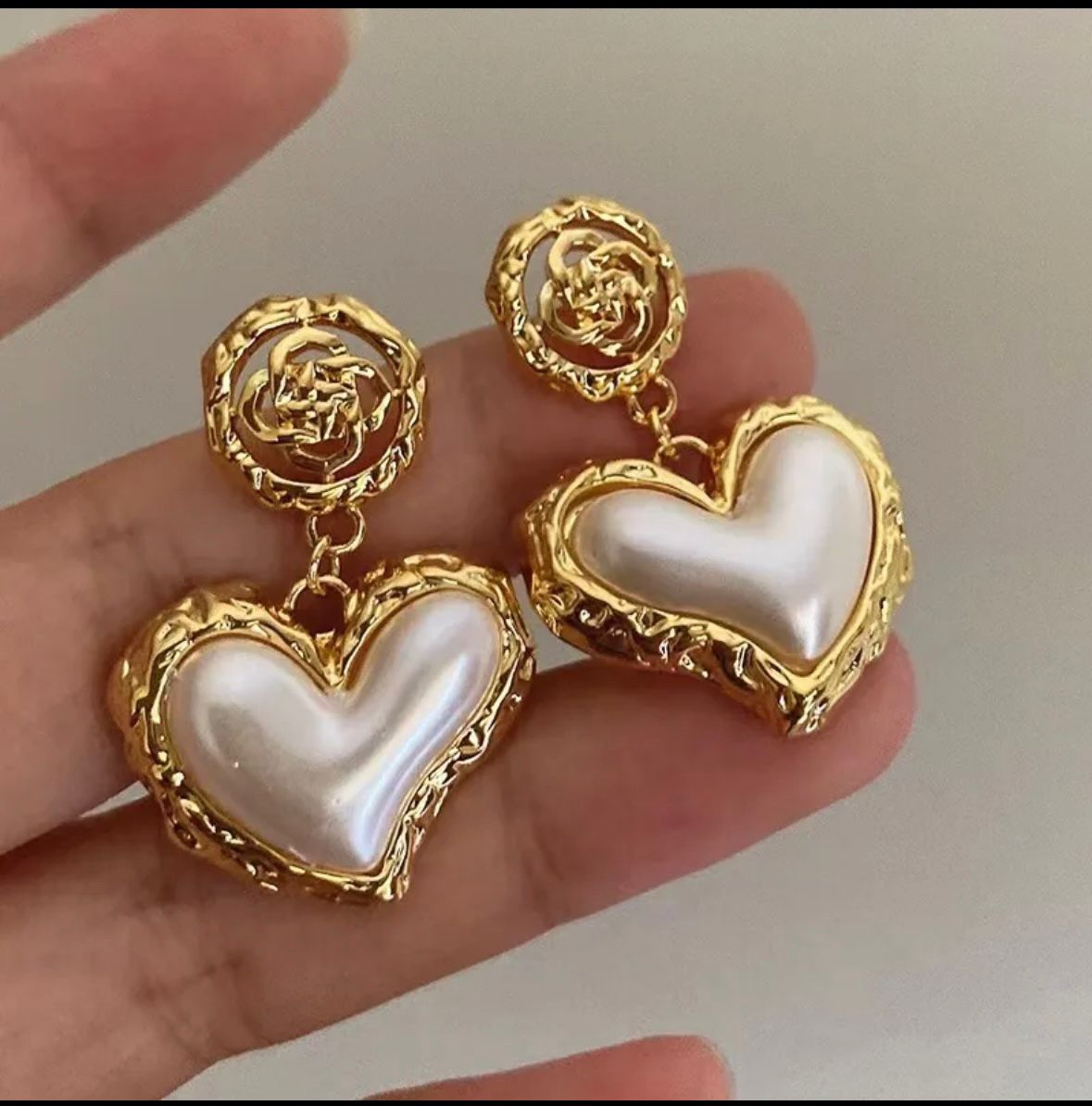 Amora Baroque Heart Pearl Earrings