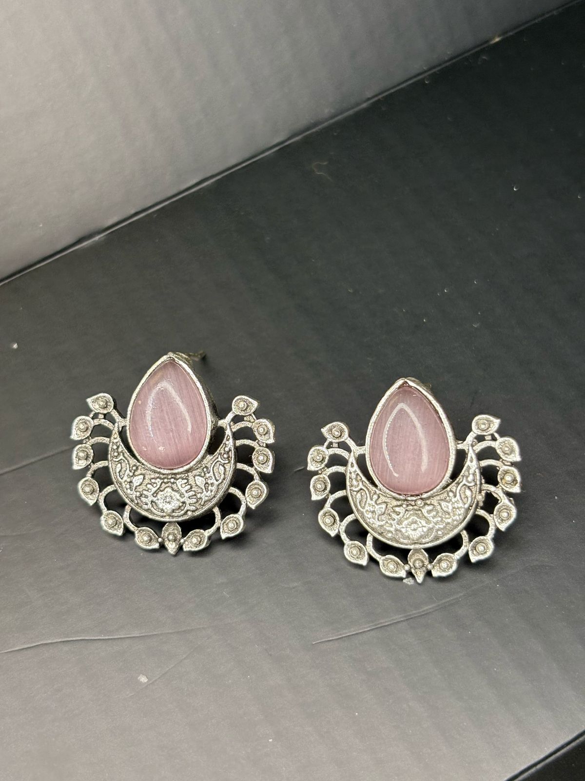 Oxidized Monalisa Stone Stud