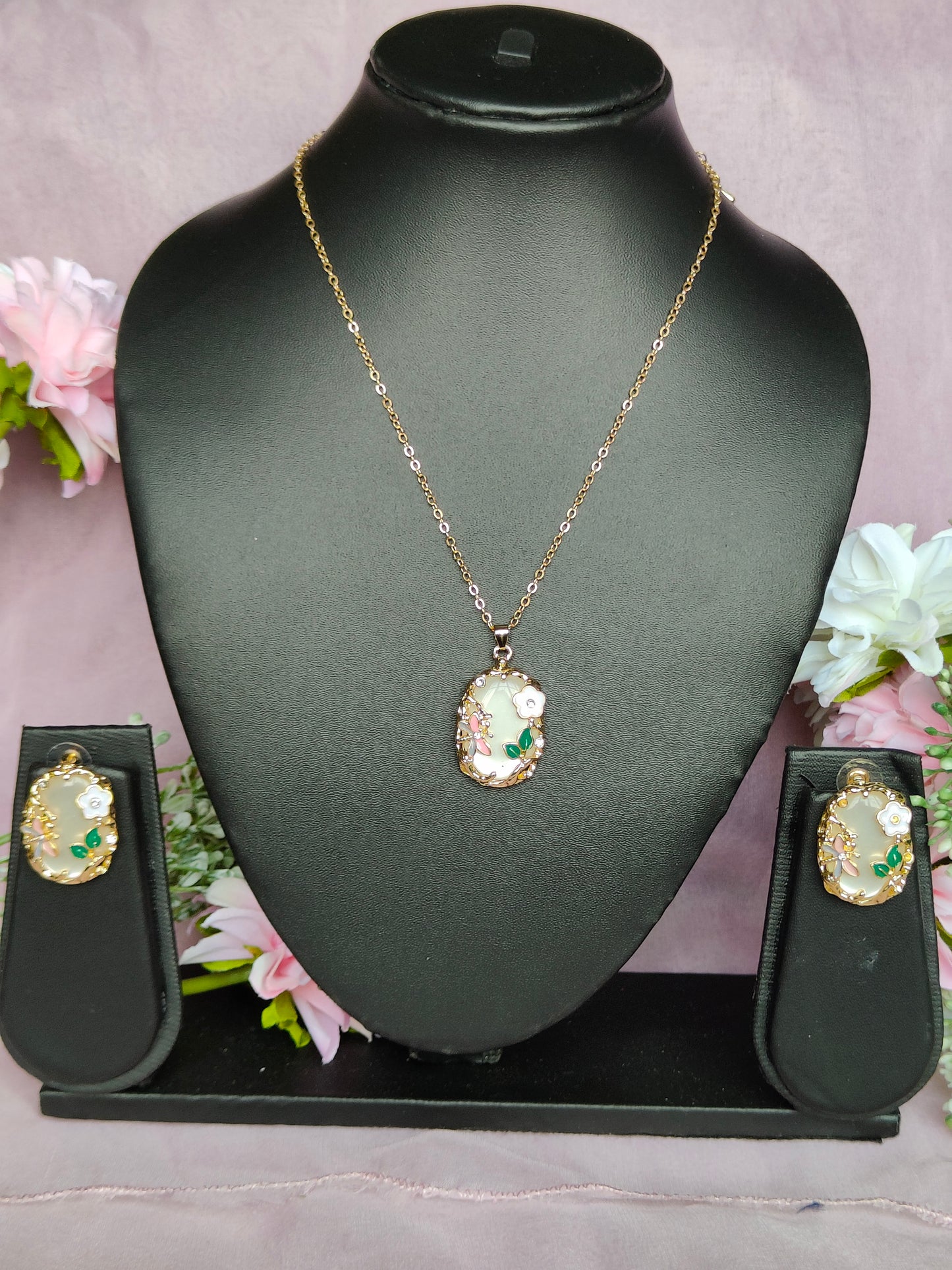 Anti Tarnish White Pendant Set