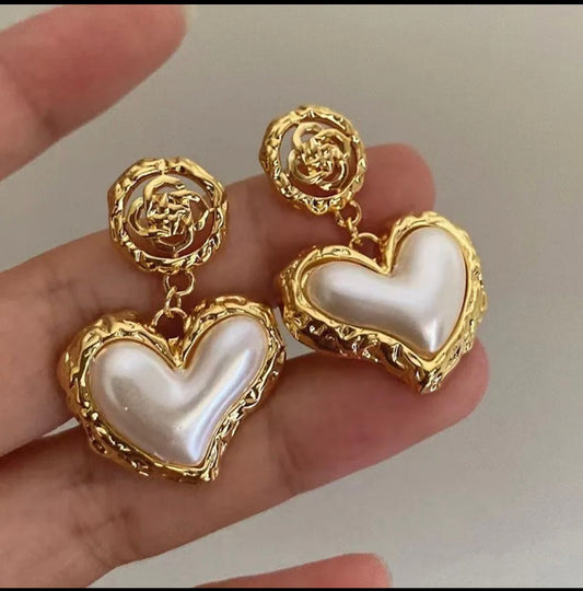 Amora Baroque Heart Pearl Earrings